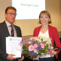 Bürgermeister Roland Frick überreicht die Ehrengaben